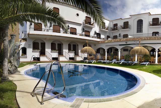 El Hotel Pozo del Duque está situado en primera línea de una playa de arena fina y blanca, típica de la Costa de la Luz, y a solo dos minutos andando del centro del pueblo. El hotel cuenta con un estilo de fachada de Cortijo Andaluz y es uno de los alojamientos turísticos más tradicionales de la comarca.